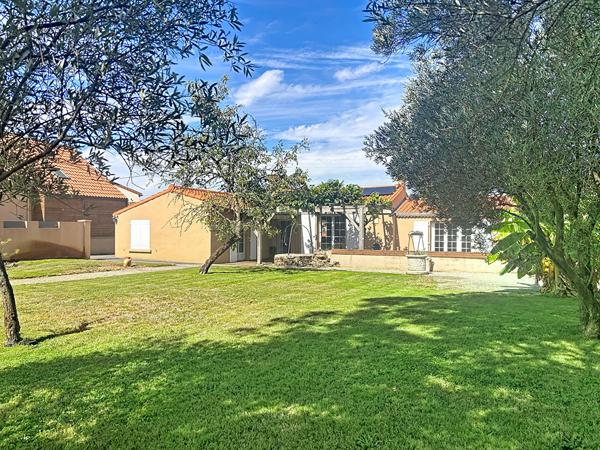 Maison de plain-pied avec dépendances et appartement locatif Le Loroux-Bottereau