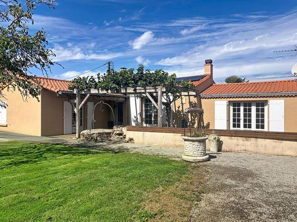 Maison de plain-pied avec dépendances et appartement locatif Le Loroux-Bottereau
