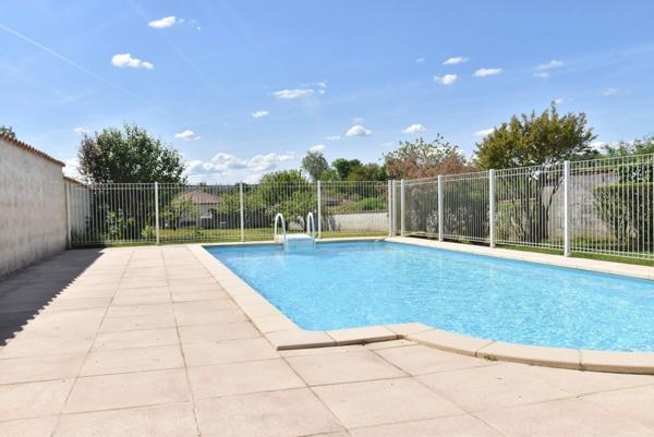 Maison à vendre 6 pièces ANGOULEME (16) maison 3 chambres + Studio et piscine sur yterrain de 1150 m2