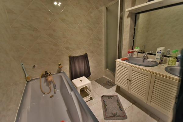 Maison à vendre 6 pièces ANGOULEME (16) maison 3 chambres + Studio et piscine sur yterrain de 1150 m2