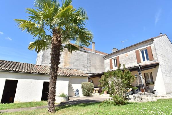 Maison à vendre 6 pièces ANGOULEME (16) maison 3 chambres + Studio et piscine sur yterrain de 1150 m2