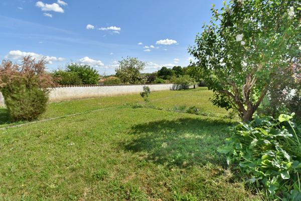 Maison à vendre 6 pièces ANGOULEME (16) maison 3 chambres + Studio et piscine sur yterrain de 1150 m2