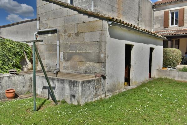 Maison à vendre 6 pièces ANGOULEME (16) maison 3 chambres + Studio et piscine sur yterrain de 1150 m2