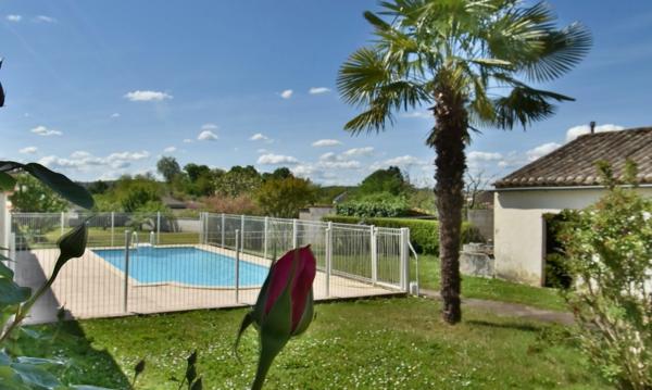 Maison à vendre 6 pièces ANGOULEME (16) maison 3 chambres + Studio et piscine sur yterrain de 1150 m2