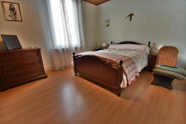 Maison à vendre 6 pièces ANGOULEME (16) maison 3 chambres + Studio et piscine sur yterrain de 1150 m2