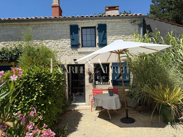 Charme et authenticité pour cette propriété en pierre avec une activité de Gîte