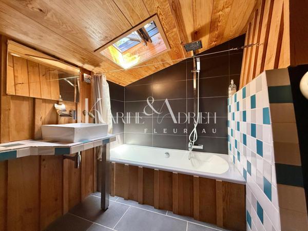 Charme et authenticité pour cette propriété en pierre avec une activité de Gîte