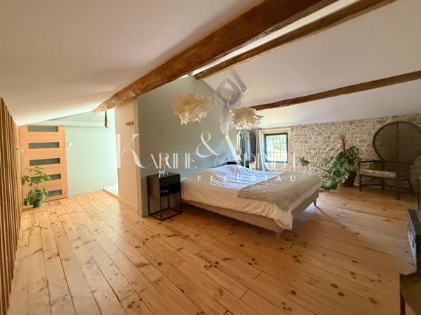 Charme et authenticité pour cette propriété en pierre avec une activité de Gîte