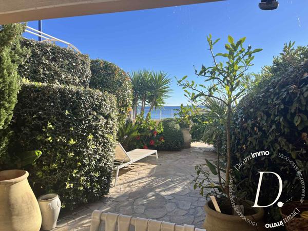 Charme et cadre exceptionnel pour ce rez de jardin vue mer