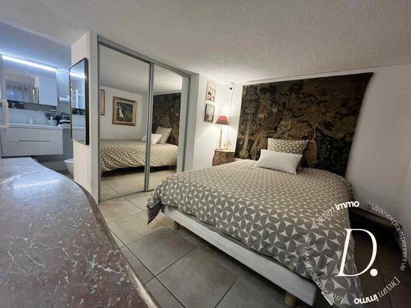 Charme et cadre exceptionnel pour ce rez de jardin vue mer