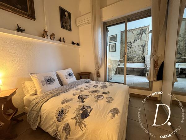 Charme et cadre exceptionnel pour ce rez de jardin vue mer