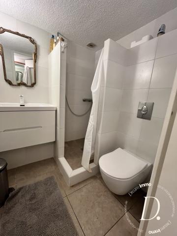 Charme et cadre exceptionnel pour ce rez de jardin vue mer