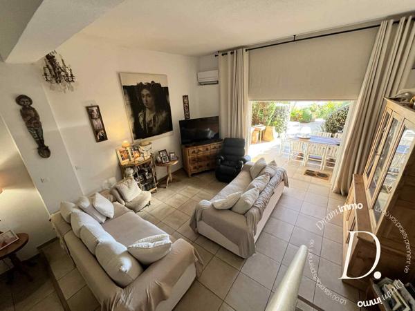 Charme et cadre exceptionnel pour ce rez de jardin vue mer