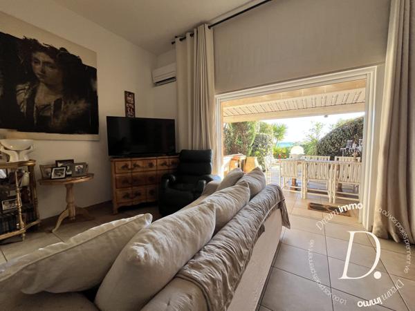 Charme et cadre exceptionnel pour ce rez de jardin vue mer