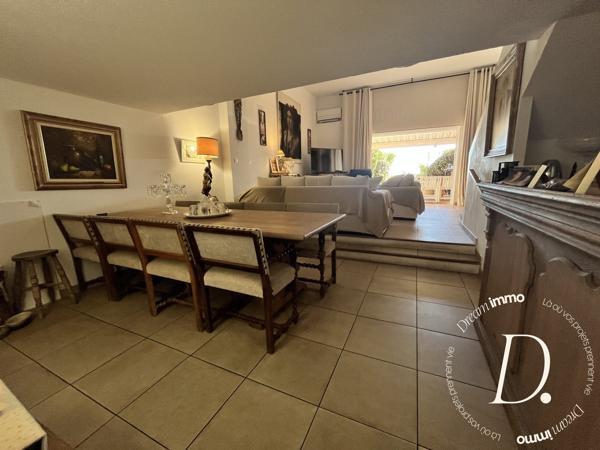 Charme et cadre exceptionnel pour ce rez de jardin vue mer