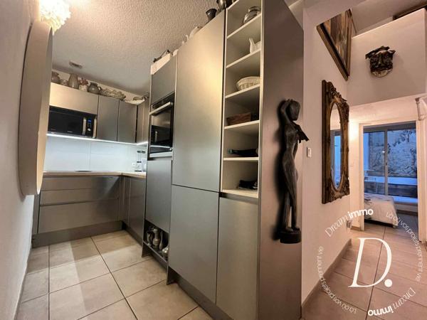 Charme et cadre exceptionnel pour ce rez de jardin vue mer