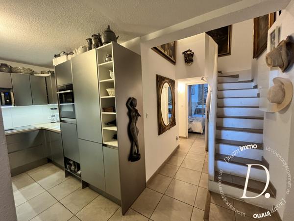 Charme et cadre exceptionnel pour ce rez de jardin vue mer