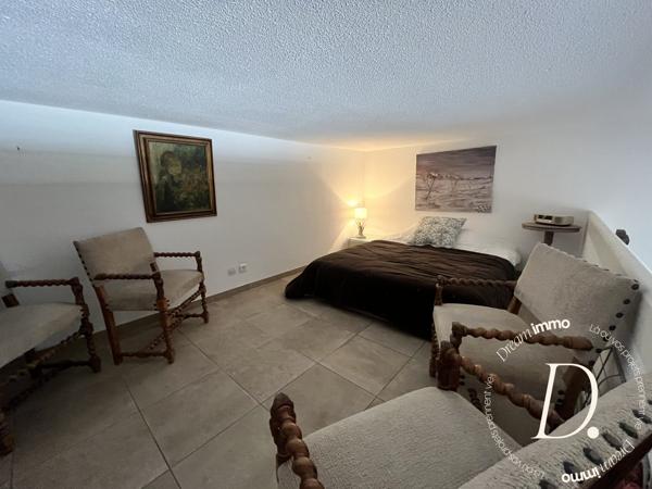 Charme et cadre exceptionnel pour ce rez de jardin vue mer