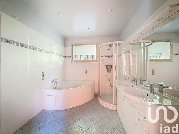 Maison à vendre 10 pièces 375 m² Saint-Rémy-lès-Chevreuse