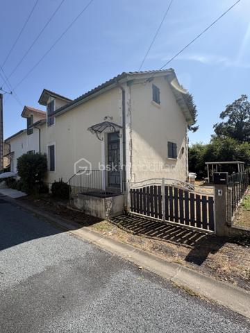 À vendre, maison mitoyenne d’environ 70 m², située sur un terrain clos et arboré de 706 m², offrant un beau potentiel.

Elle se compose, au rez-de-chaussée, d’une entrée, d’une cuisine indépendante avec accès direct au jardin et à la cave, d’un salon, d’une salle d’eau et d’un WC indépendant.

À l’étage, une mezzanine dessert une chambre.

À l’extérieur, vous profiterez d’une terrasse, d’un carport, d’un atelier ainsi que d’une annexe offrant de nombreuses possibilités d’aménagement (travaux à prévoir).

Les + du bien :

* Terrain clos et arboré de 706 m²
* Chauffage au sol
* Terrasse
* Cave
* Carport
* Atelier et annexe
* Beau potentiel d’aménagement

⚠️Quelques travaux de rafraîchissement, sont à prévoir.

⚠️La porte de la cuisine donnant accès au jardin ainsi qu’une fenêtre du salon sont équipées de simple vitrage

Diagnostics en cours.

Pour plus d’informations ou pour organiser une visite, n’hésitez pas à me contacter.