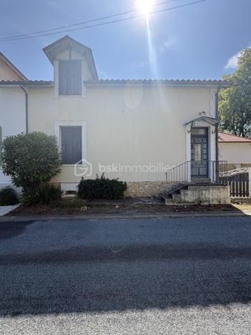 À vendre, maison mitoyenne d’environ 70 m², située sur un terrain clos et arboré de 706 m², offrant un beau potentiel.

Elle se compose, au rez-de-chaussée, d’une entrée, d’une cuisine indépendante avec accès direct au jardin et à la cave, d’un salon, d’une salle d’eau et d’un WC indépendant.

À l’étage, une mezzanine dessert une chambre.

À l’extérieur, vous profiterez d’une terrasse, d’un carport, d’un atelier ainsi que d’une annexe offrant de nombreuses possibilités d’aménagement (travaux à prévoir).

Les + du bien :

* Terrain clos et arboré de 706 m²
* Chauffage au sol
* Terrasse
* Cave
* Carport
* Atelier et annexe
* Beau potentiel d’aménagement

⚠️Quelques travaux de rafraîchissement, sont à prévoir.

⚠️La porte de la cuisine donnant accès au jardin ainsi qu’une fenêtre du salon sont équipées de simple vitrage

Diagnostics en cours.

Pour plus d’informations ou pour organiser une visite, n’hésitez pas à me contacter.