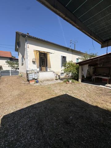 À vendre, maison mitoyenne d’environ 70 m², située sur un terrain clos et arboré de 706 m², offrant un beau potentiel.

Elle se compose, au rez-de-chaussée, d’une entrée, d’une cuisine indépendante avec accès direct au jardin et à la cave, d’un salon, d’une salle d’eau et d’un WC indépendant.

À l’étage, une mezzanine dessert une chambre.

À l’extérieur, vous profiterez d’une terrasse, d’un carport, d’un atelier ainsi que d’une annexe offrant de nombreuses possibilités d’aménagement (travaux à prévoir).

Les + du bien :

* Terrain clos et arboré de 706 m²
* Chauffage au sol
* Terrasse
* Cave
* Carport
* Atelier et annexe
* Beau potentiel d’aménagement

⚠️Quelques travaux de rafraîchissement, sont à prévoir.

⚠️La porte de la cuisine donnant accès au jardin ainsi qu’une fenêtre du salon sont équipées de simple vitrage

Diagnostics en cours.

Pour plus d’informations ou pour organiser une visite, n’hésitez pas à me contacter.