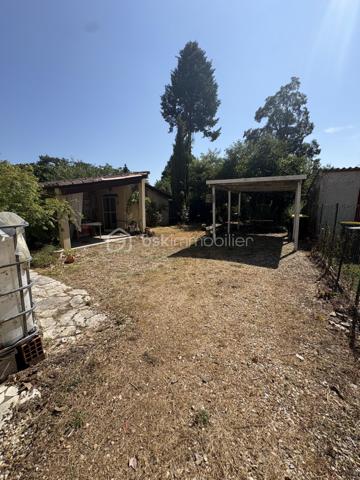 À vendre, maison mitoyenne d’environ 70 m², située sur un terrain clos et arboré de 706 m², offrant un beau potentiel.

Elle se compose, au rez-de-chaussée, d’une entrée, d’une cuisine indépendante avec accès direct au jardin et à la cave, d’un salon, d’une salle d’eau et d’un WC indépendant.

À l’étage, une mezzanine dessert une chambre.

À l’extérieur, vous profiterez d’une terrasse, d’un carport, d’un atelier ainsi que d’une annexe offrant de nombreuses possibilités d’aménagement (travaux à prévoir).

Les + du bien :

* Terrain clos et arboré de 706 m²
* Chauffage au sol
* Terrasse
* Cave
* Carport
* Atelier et annexe
* Beau potentiel d’aménagement

⚠️Quelques travaux de rafraîchissement, sont à prévoir.

⚠️La porte de la cuisine donnant accès au jardin ainsi qu’une fenêtre du salon sont équipées de simple vitrage

Diagnostics en cours.

Pour plus d’informations ou pour organiser une visite, n’hésitez pas à me contacter.