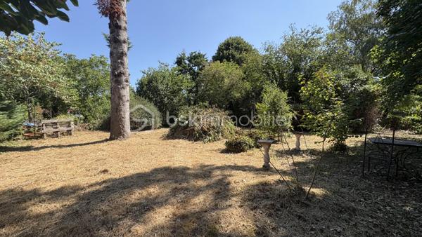 À vendre, maison mitoyenne d’environ 70 m², située sur un terrain clos et arboré de 706 m², offrant un beau potentiel.

Elle se compose, au rez-de-chaussée, d’une entrée, d’une cuisine indépendante avec accès direct au jardin et à la cave, d’un salon, d’une salle d’eau et d’un WC indépendant.

À l’étage, une mezzanine dessert une chambre.

À l’extérieur, vous profiterez d’une terrasse, d’un carport, d’un atelier ainsi que d’une annexe offrant de nombreuses possibilités d’aménagement (travaux à prévoir).

Les + du bien :

* Terrain clos et arboré de 706 m²
* Chauffage au sol
* Terrasse
* Cave
* Carport
* Atelier et annexe
* Beau potentiel d’aménagement

⚠️Quelques travaux de rafraîchissement, sont à prévoir.

⚠️La porte de la cuisine donnant accès au jardin ainsi qu’une fenêtre du salon sont équipées de simple vitrage

Diagnostics en cours.

Pour plus d’informations ou pour organiser une visite, n’hésitez pas à me contacter.