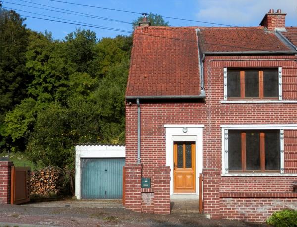 Maison en brique avec garage et jardin