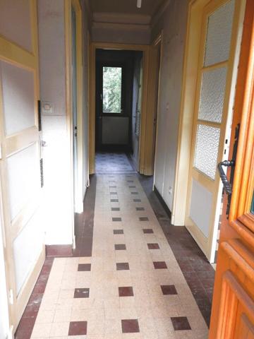 Maison en brique avec garage et jardin