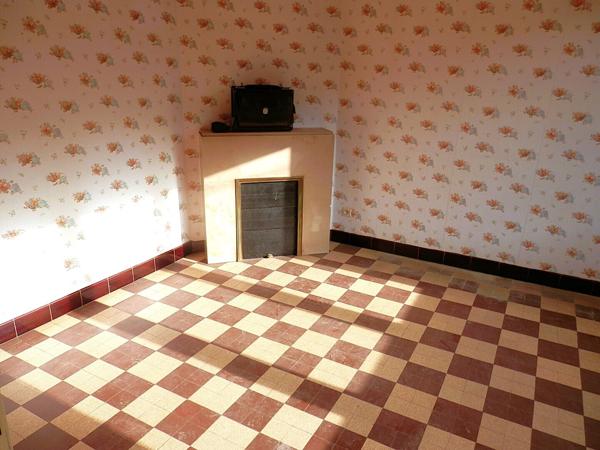 Maison en brique avec garage et jardin