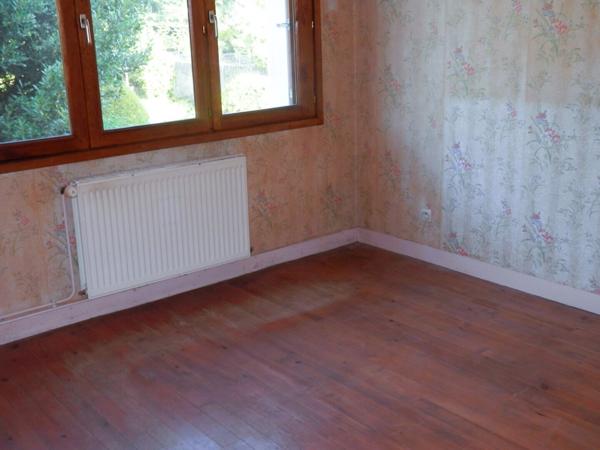 Maison en brique avec garage et jardin