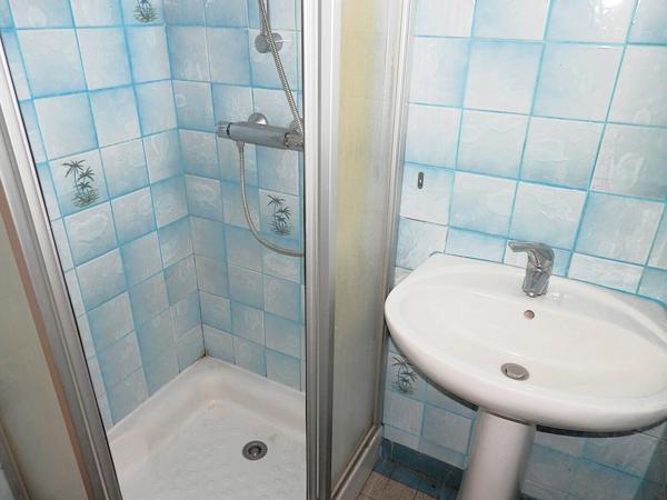 Maison en brique avec garage et jardin