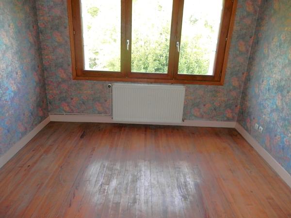 Maison en brique avec garage et jardin