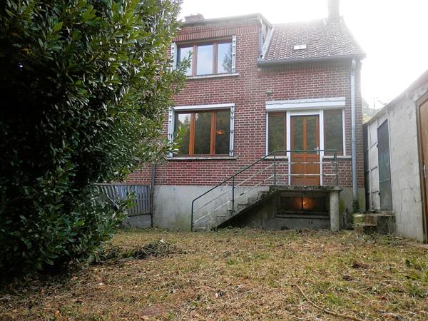 Maison en brique avec garage et jardin