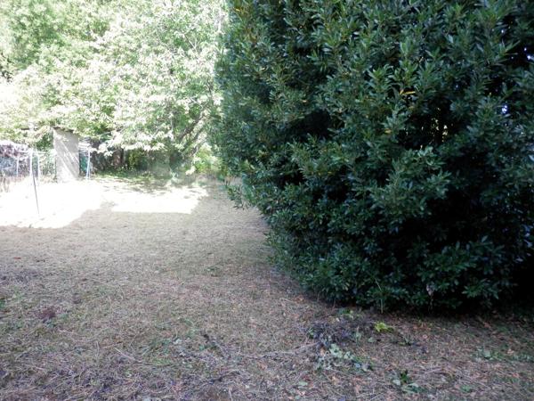 Maison en brique avec garage et jardin