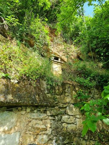 MAISON TROGLODYTIQUE  AVEC CAVES ET TERRAINS