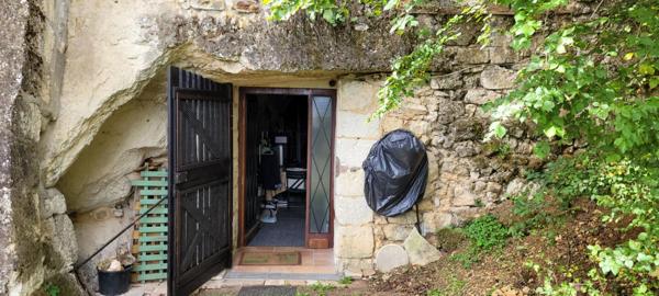 MAISON TROGLODYTIQUE  AVEC CAVES ET TERRAINS