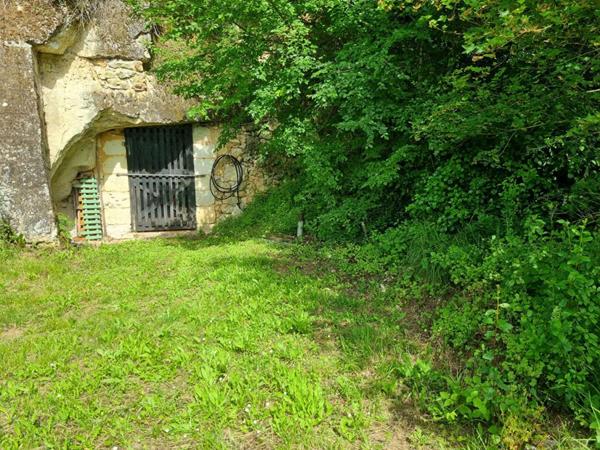 MAISON TROGLODYTIQUE  AVEC CAVES ET TERRAINS