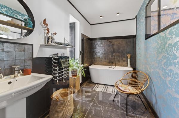 Un Château Réinventé dans un Esprit Loft Contemporain