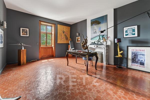 Un Château Réinventé dans un Esprit Loft Contemporain