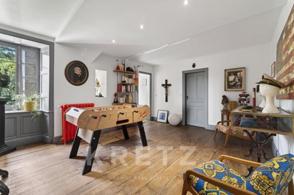 Un Château Réinventé dans un Esprit Loft Contemporain