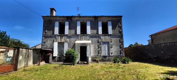 Brizambourg (17770) BRIZAMBOURG CENTRE – Maison charentaise avec dépendances
