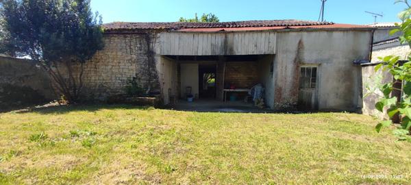 Brizambourg (17770) BRIZAMBOURG CENTRE – Maison charentaise avec dépendances