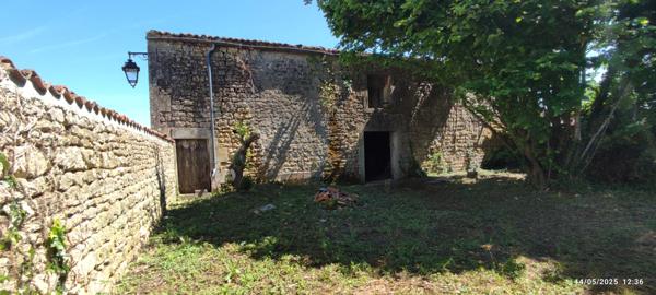 Brizambourg (17770) BRIZAMBOURG CENTRE – Maison charentaise avec dépendances