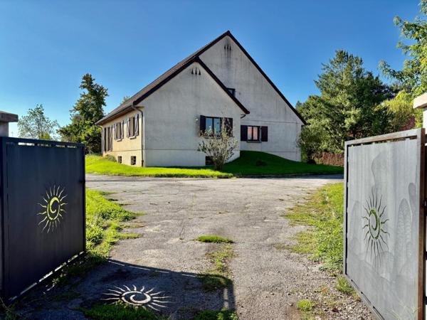 Maison T10 et plus, plain-pied total, volumes rares, potentiel multiple : un bien hors normes.