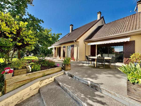 Maison T10 et plus, plain-pied total, volumes rares, potentiel multiple : un bien hors normes.