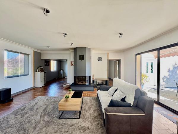 Maison T10 et plus, plain-pied total, volumes rares, potentiel multiple : un bien hors normes.