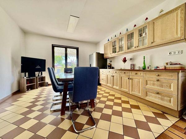 Maison T10 et plus, plain-pied total, volumes rares, potentiel multiple : un bien hors normes.