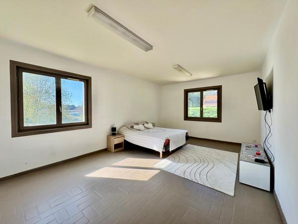 Maison T10 et plus, plain-pied total, volumes rares, potentiel multiple : un bien hors normes.